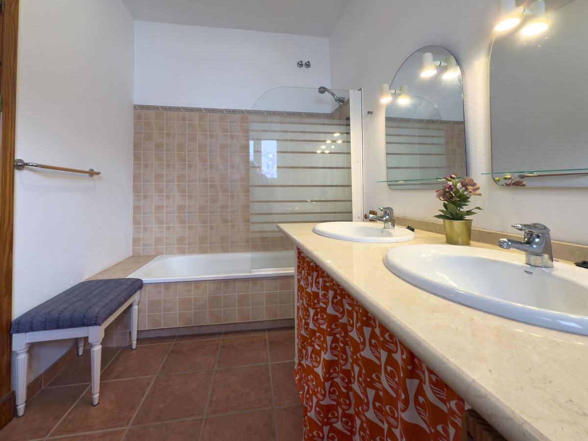 6 Bedroom Townhouse in Tolox - Photo 48
