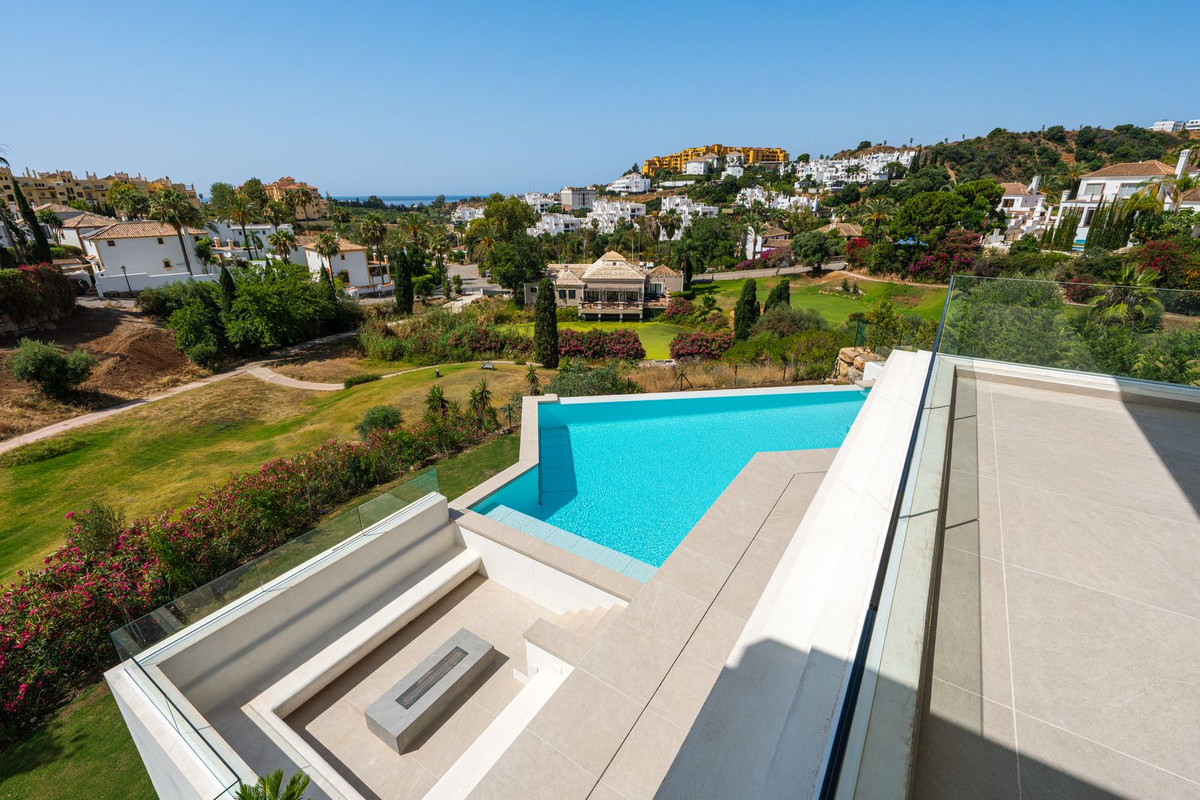 4 Bedroom Villa in Estepona - Photo 9