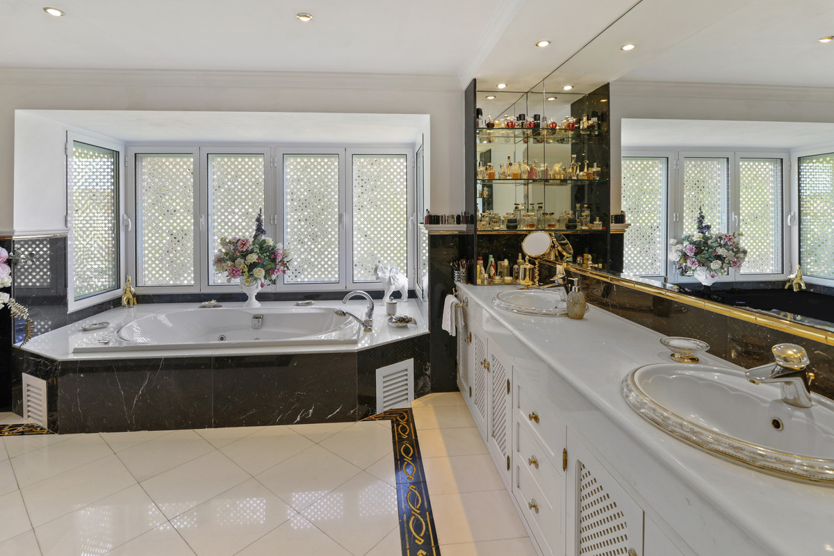 5 Bedroom Villa in Estepona - Photo 31