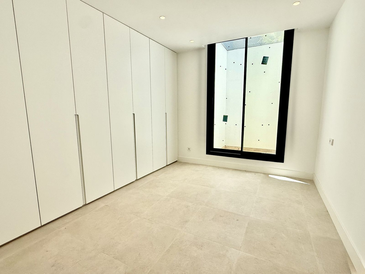 6 Bedroom Villa in Estepona - Photo 46
