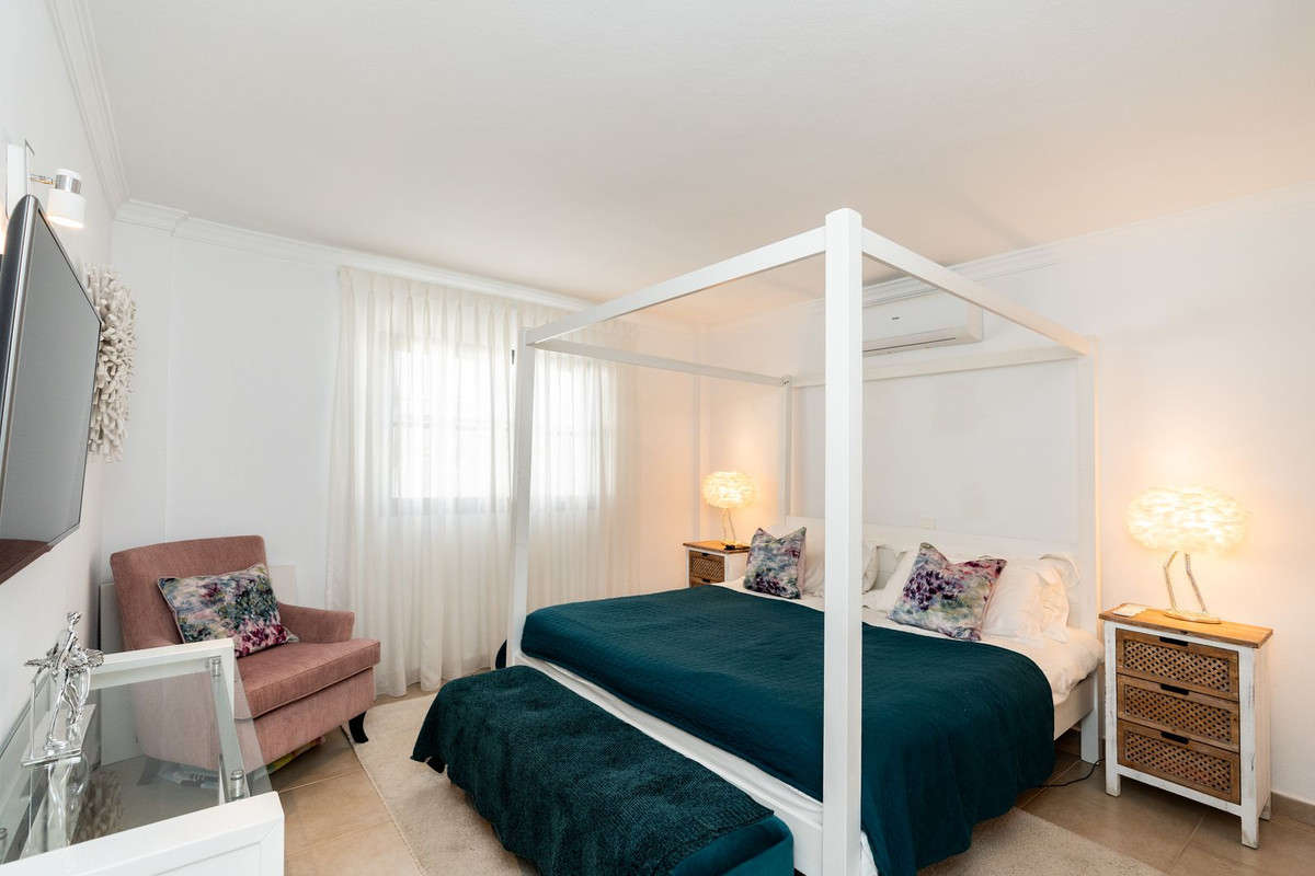 5 Bedroom Villa in Estepona - Photo 17