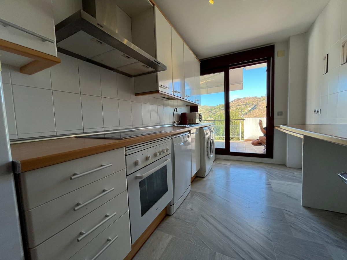 2 Bedroom Apartment in Benahavís - Photo 7