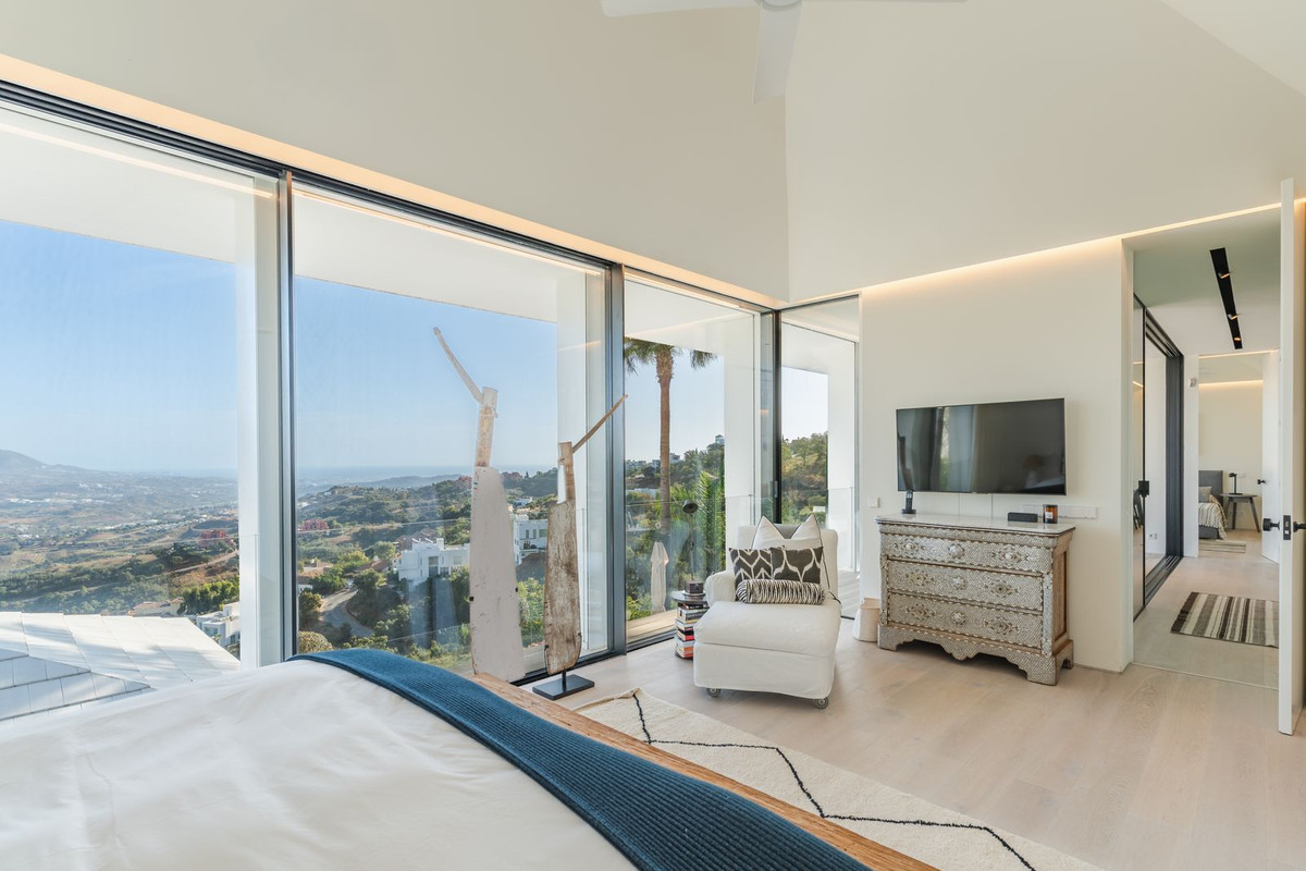 6 Bedroom Villa in Marbella - Photo 9