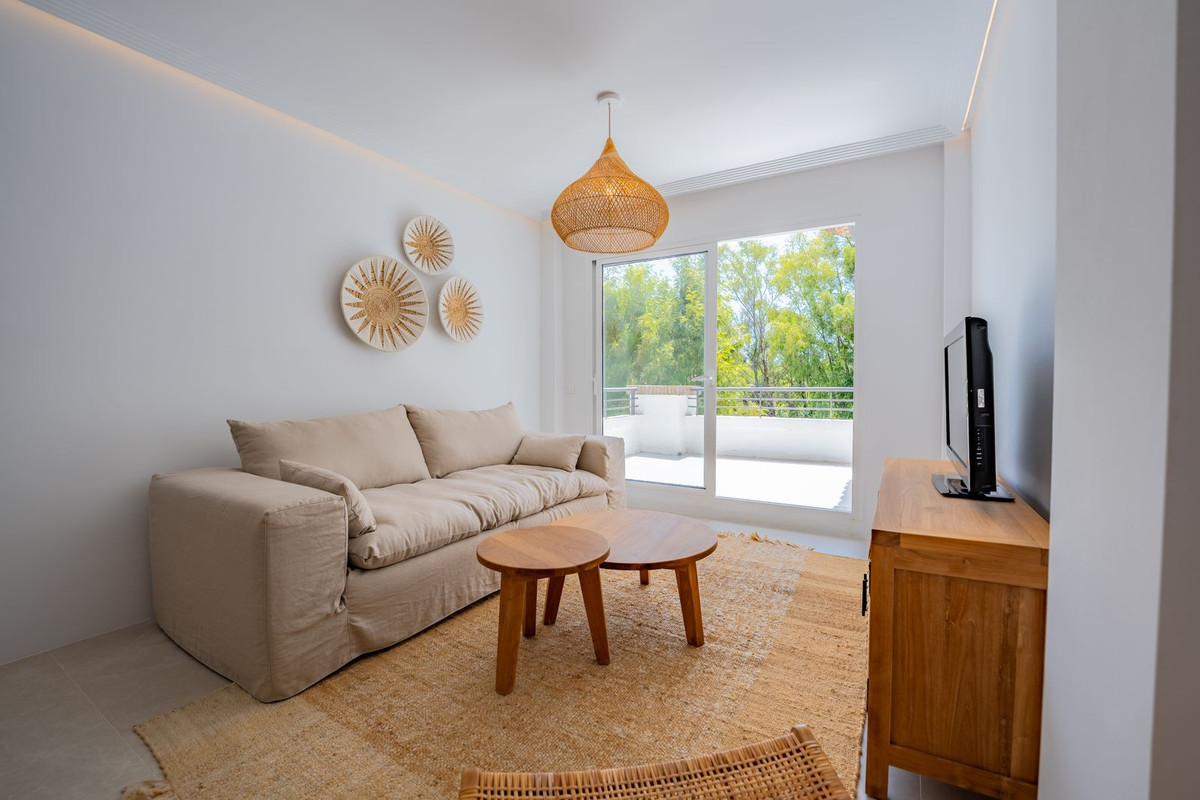 2 Bedroom Penthouse in Benahavís - Photo 3