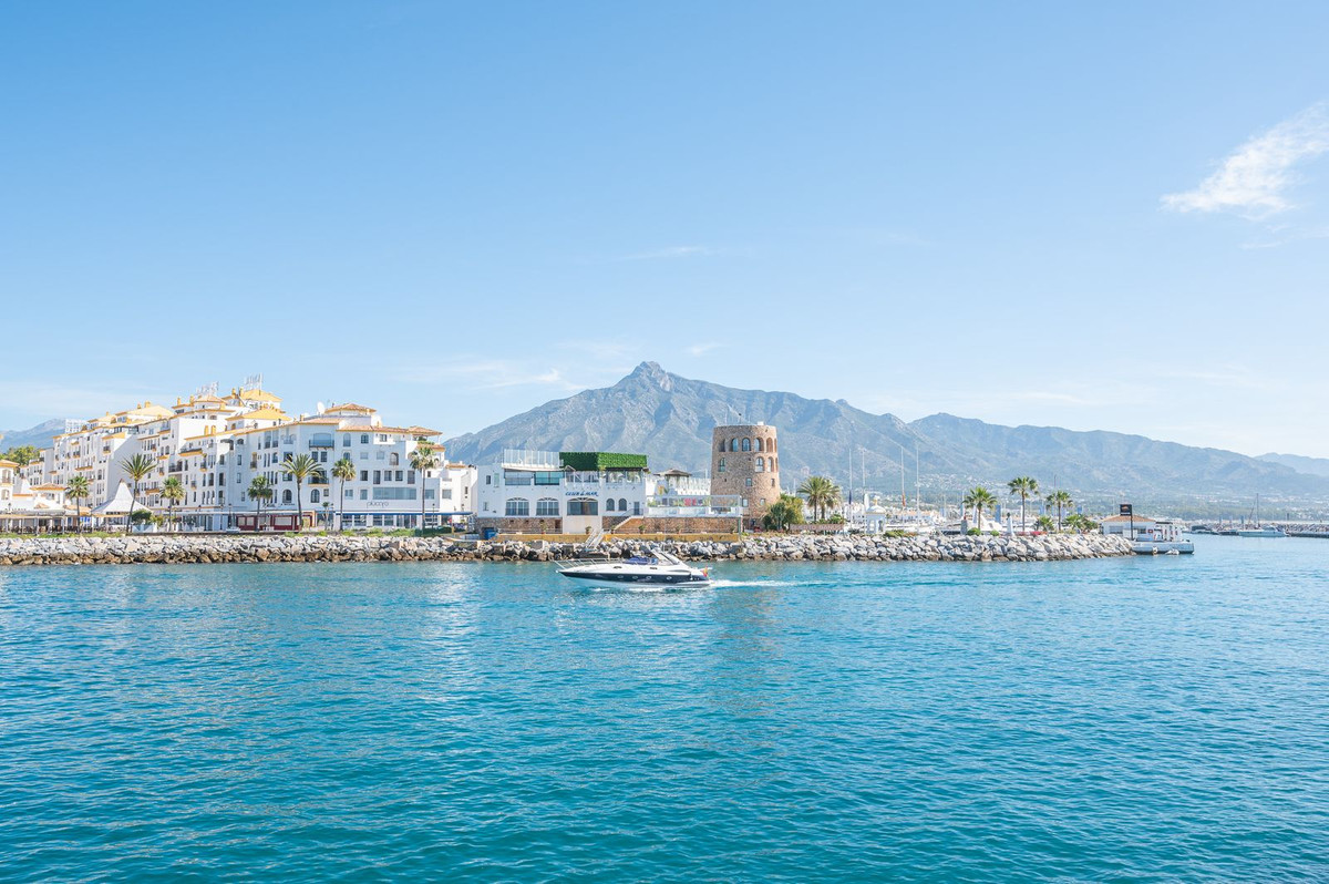 2 Bedroom Apartment in Marbella - Photo 24