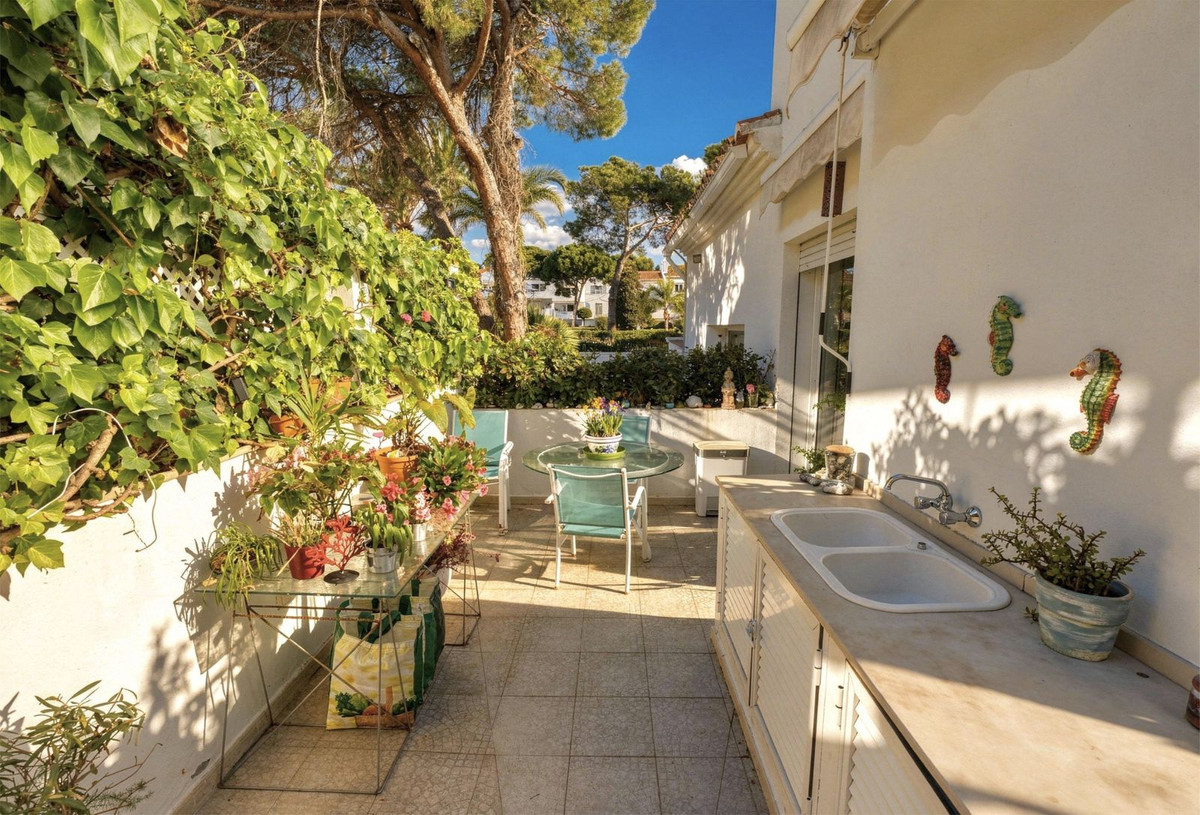 4 Bedroom Villa in Estepona - Photo 41