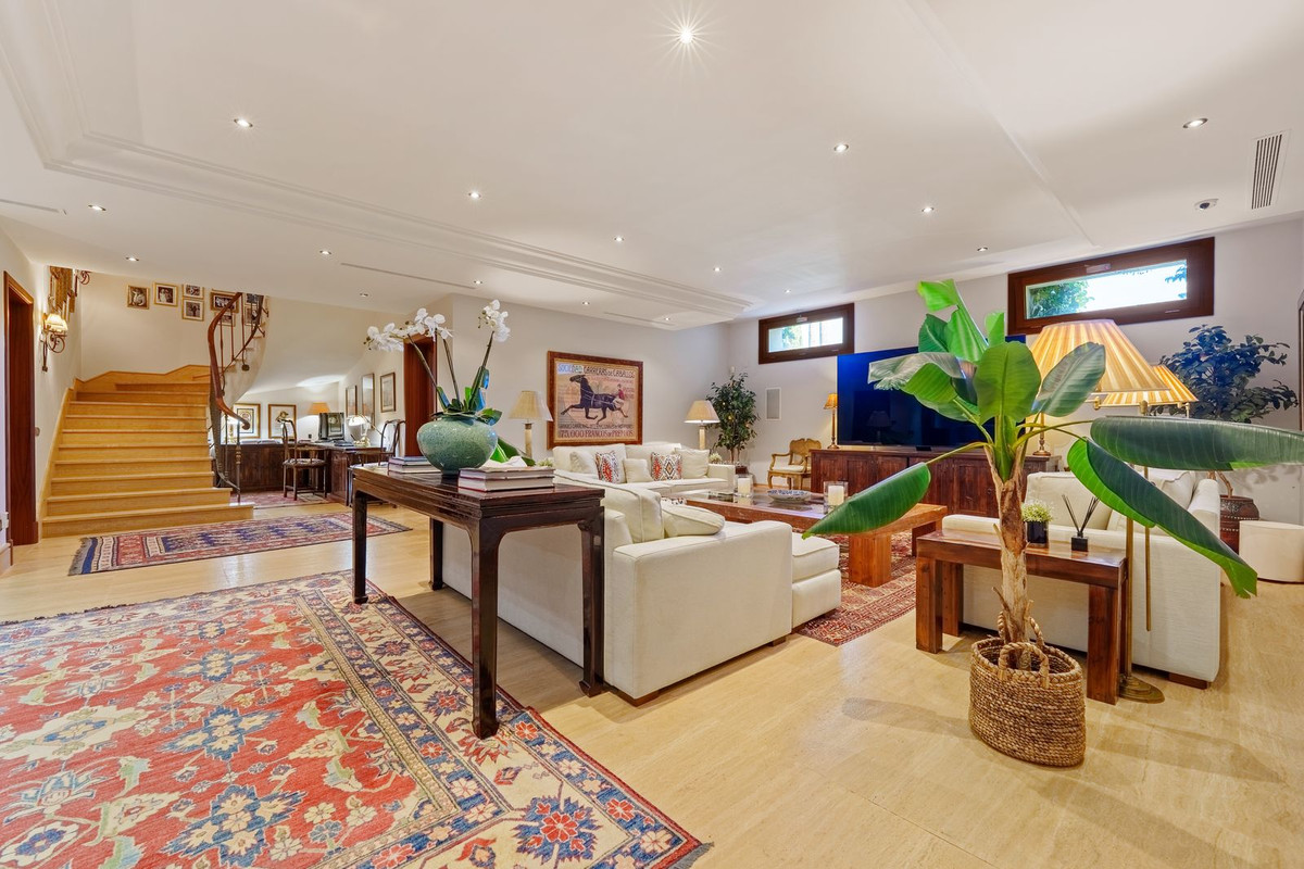 6 Bedroom Villa in Marbella - Photo 37