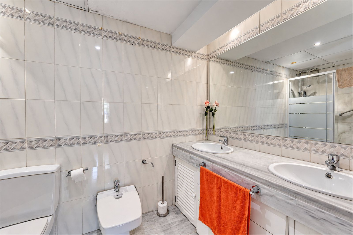 3 Bedroom Apartment in Marbella - Photo 16