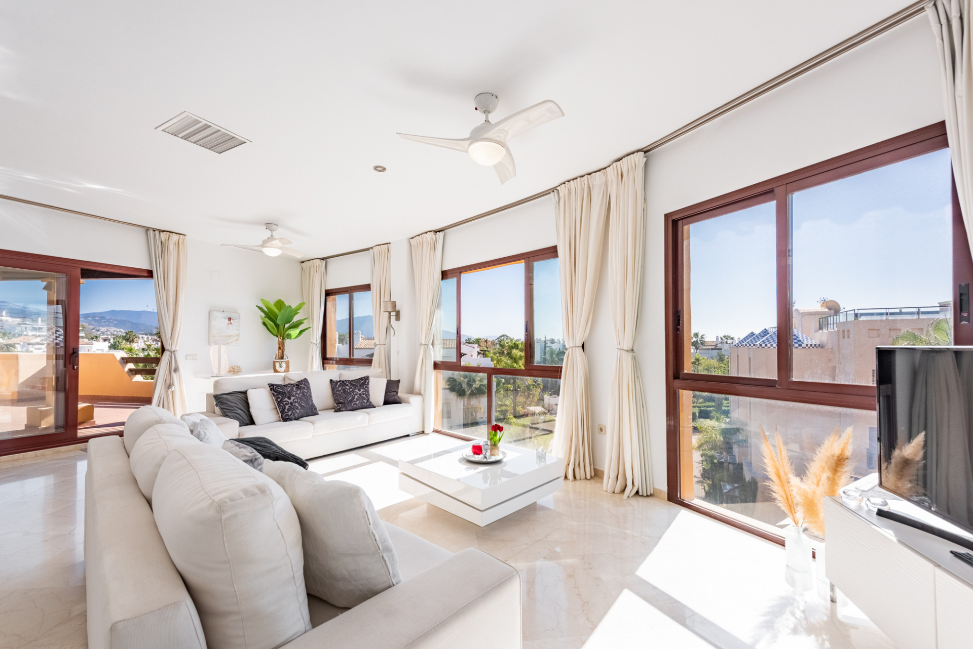 3 Bedroom Penthouse in Estepona - Photo 3