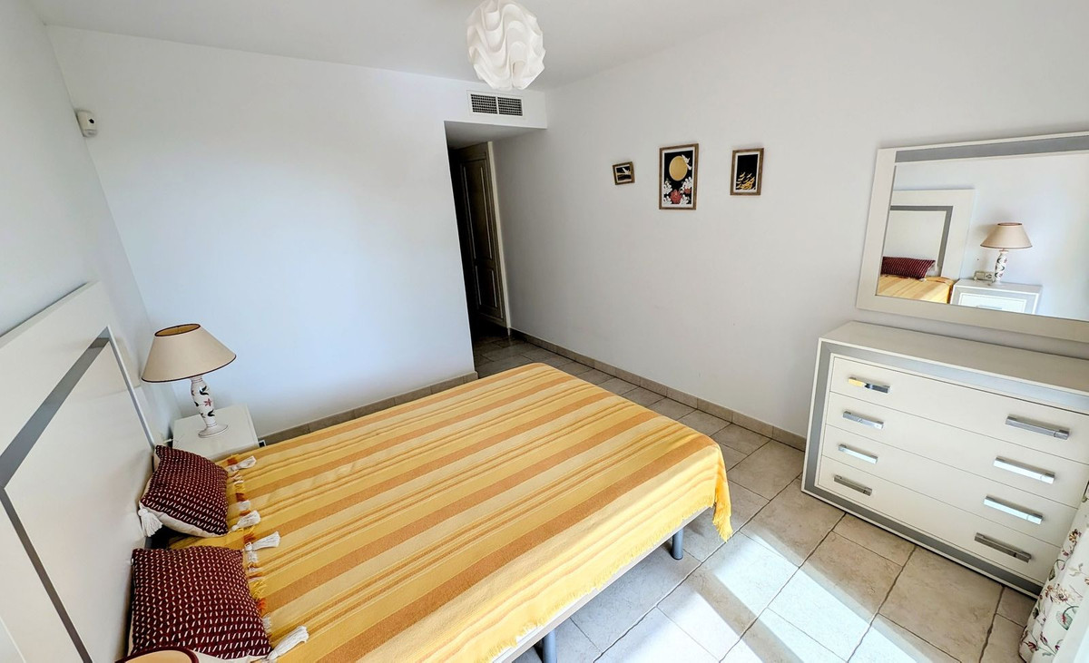 2 Bedroom Apartment in Benahavís - Photo 20