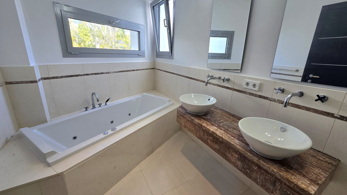 5 Bedroom Villa in Marbella - Photo 25
