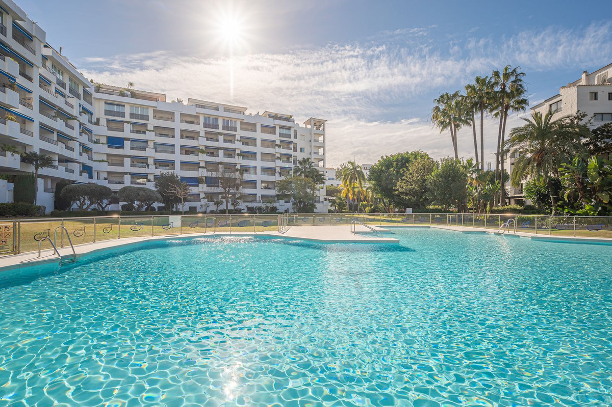Piso de 4 dormitorios con piscina en Málaga – Foto 1