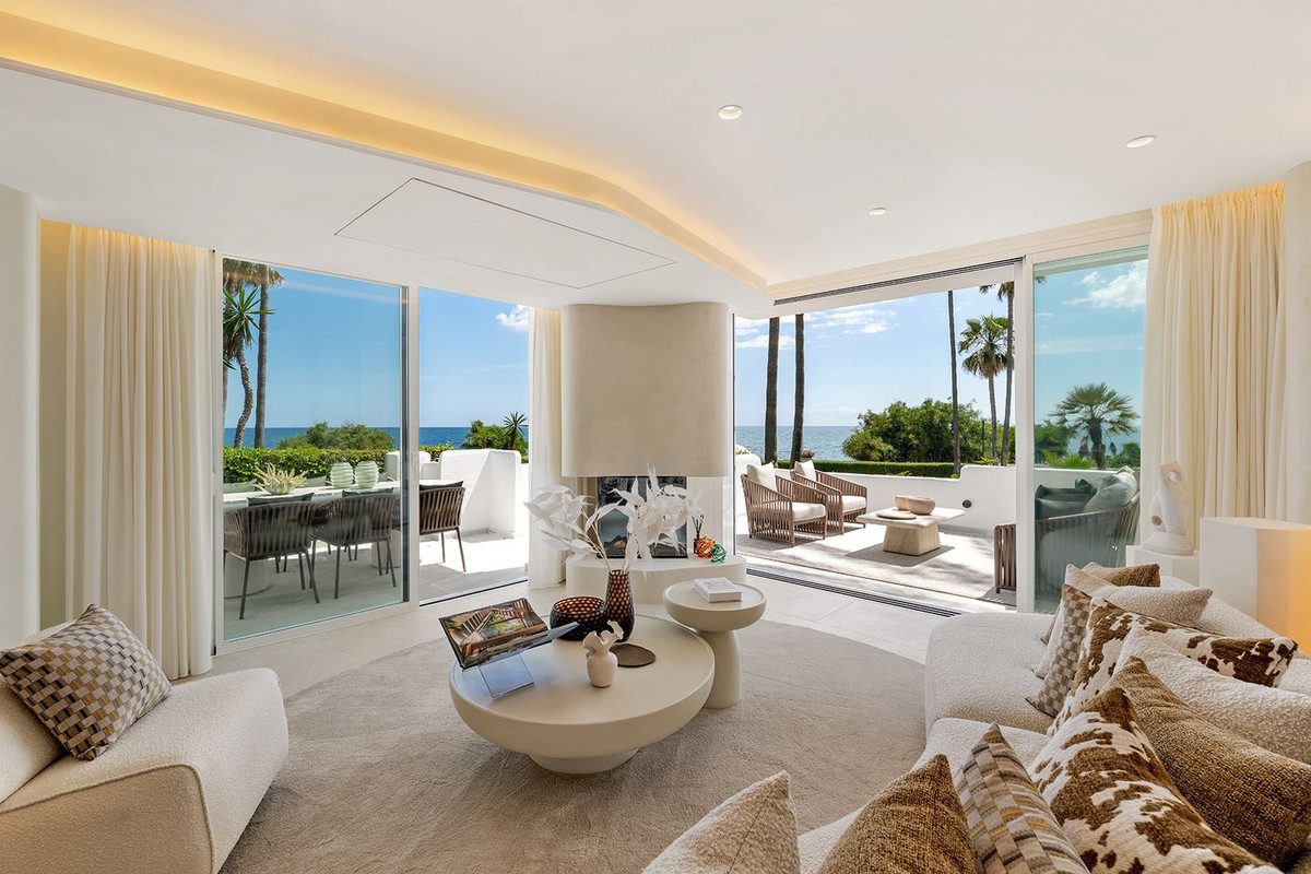 3 Bedroom Apartment in Estepona - Photo 2