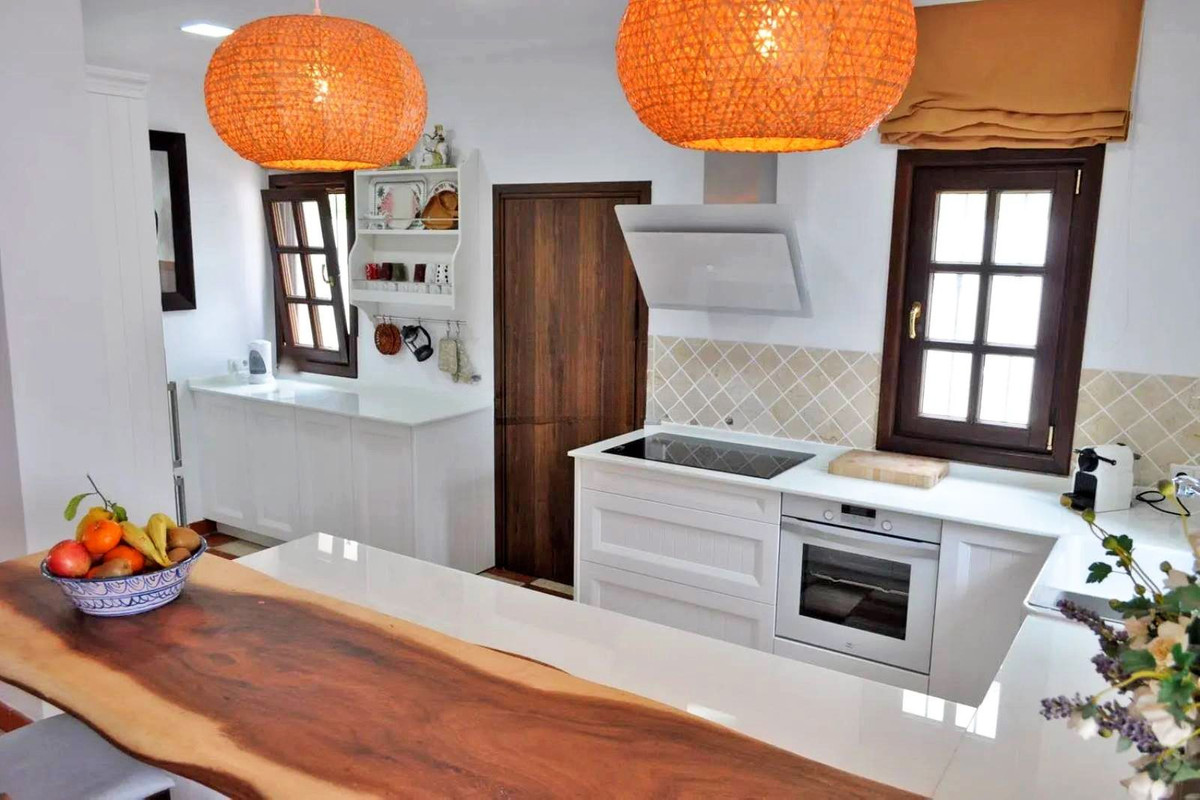 6 Bedroom Villa in San Pedro de Alcántara - Photo 20