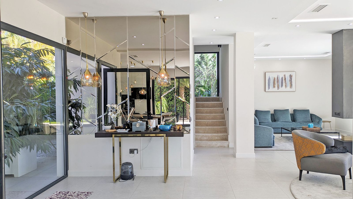 5 Bedroom Villa in Marbella - Photo 10
