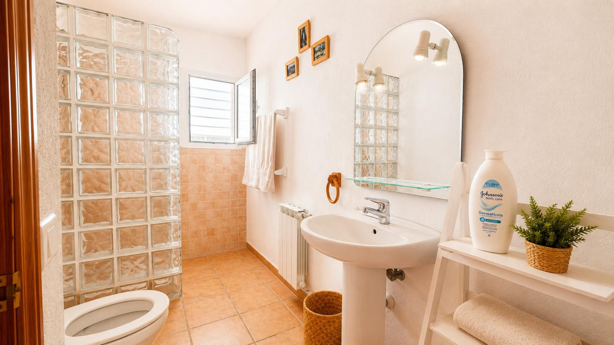 6 Bedroom Townhouse in Tolox - Photo 9
