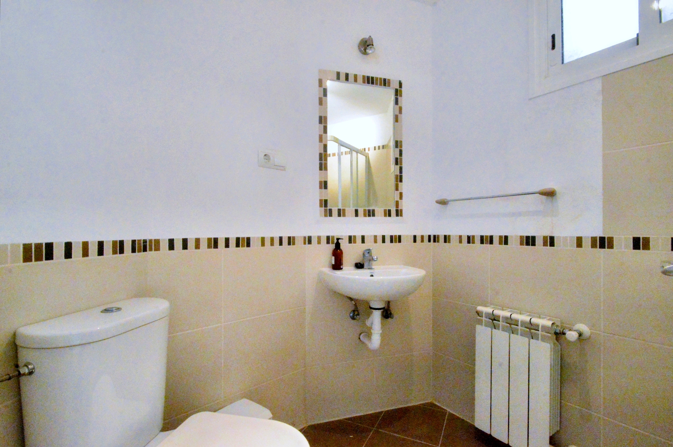 Chalet de 4 dormitorios con piscina en Granada – Foto 9
