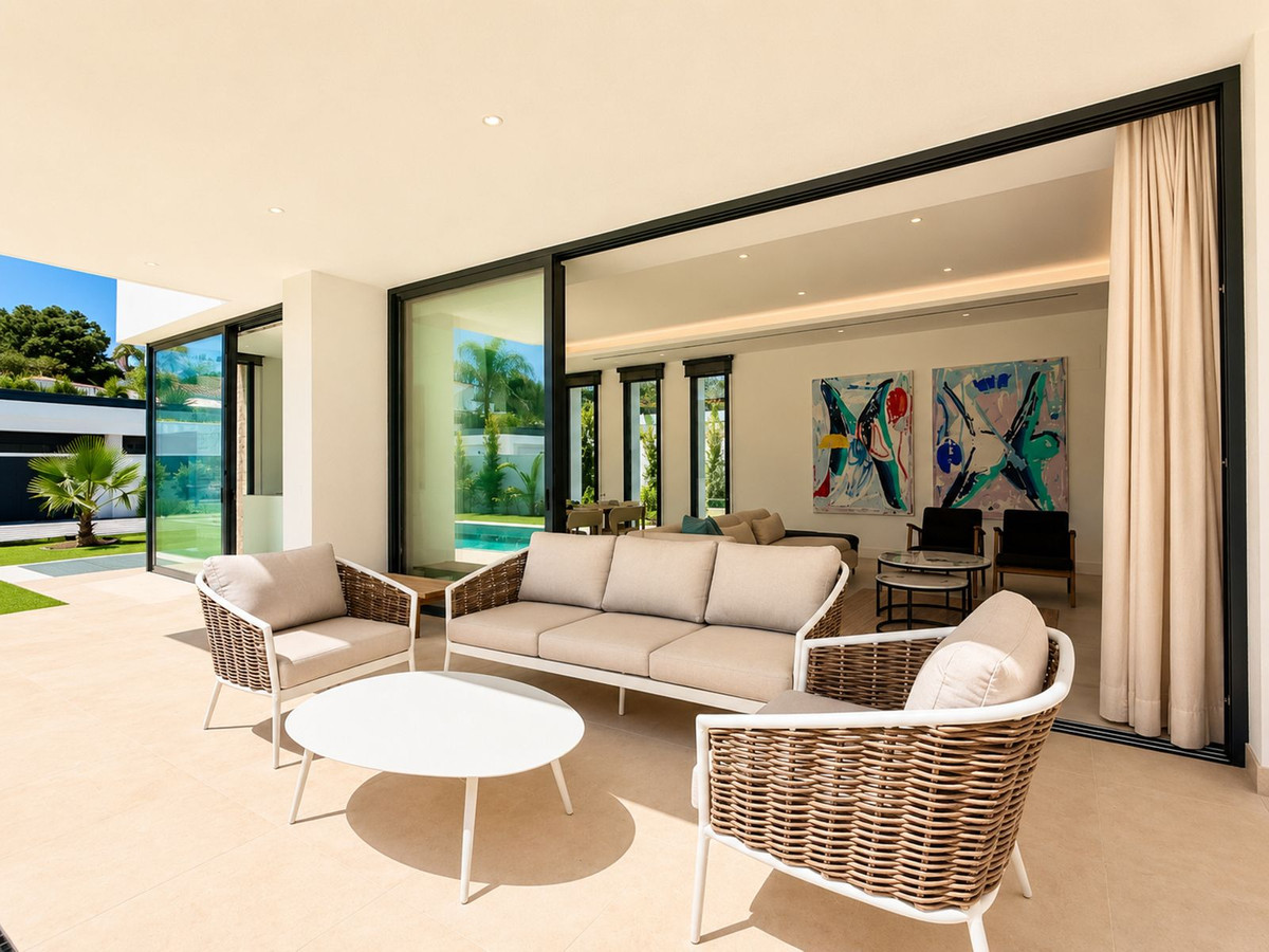 5 Bedroom Villa in Estepona - Photo 10