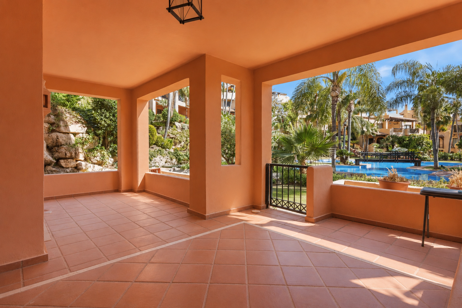 2 Bedroom Apartment in Estepona - Photo 2