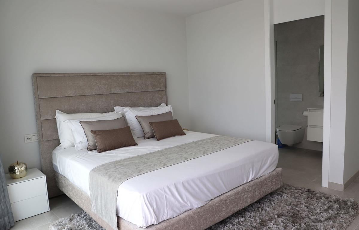 5 Bedroom Villa in Estepona - Photo 27