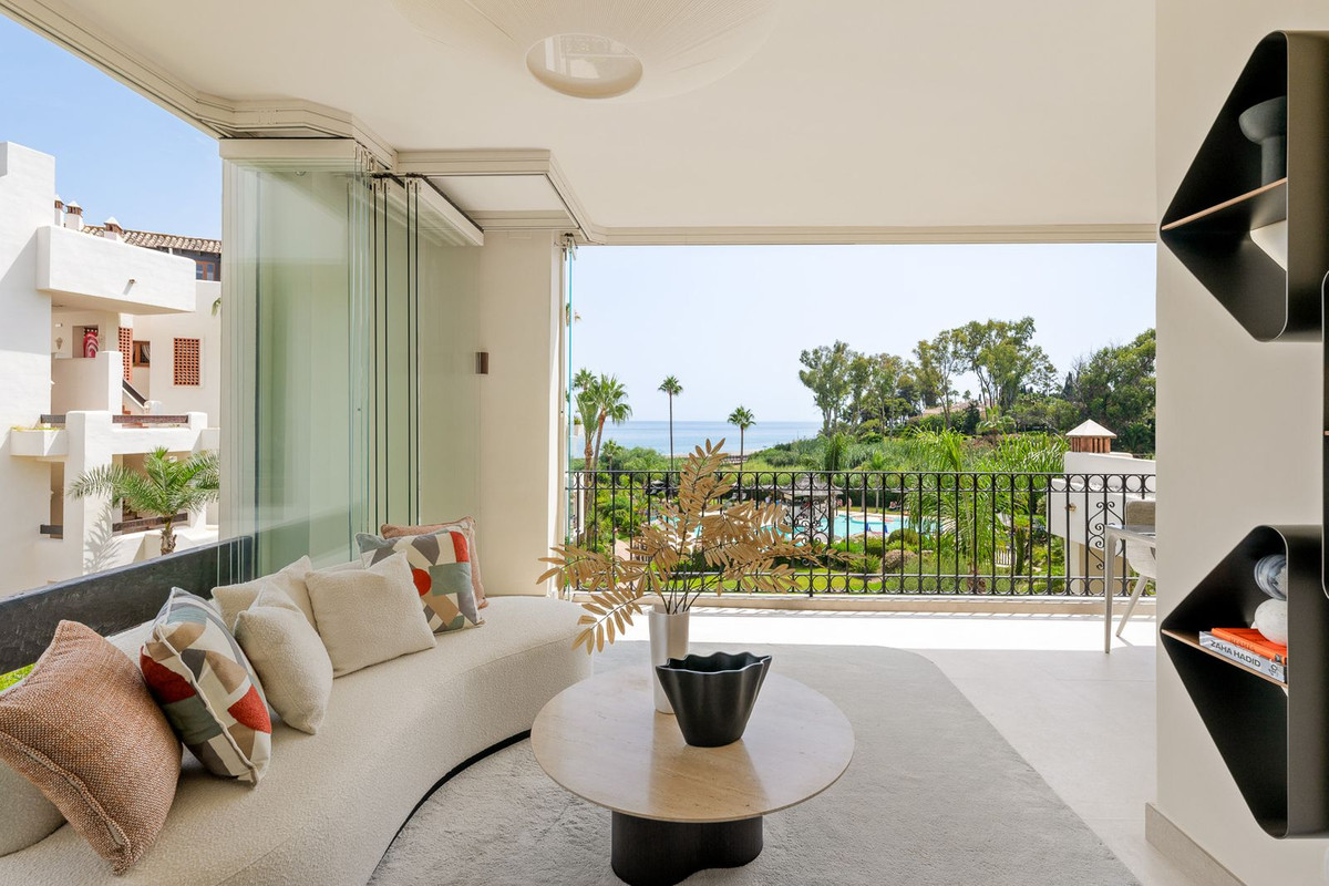 3 Bedroom Apartment in Estepona - Photo 4