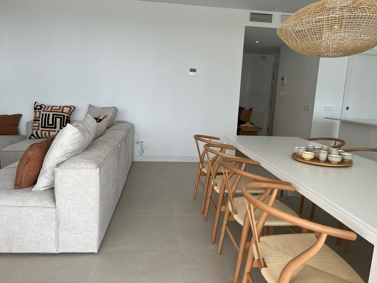 4 Bedroom Apartment in Estepona - Photo 8