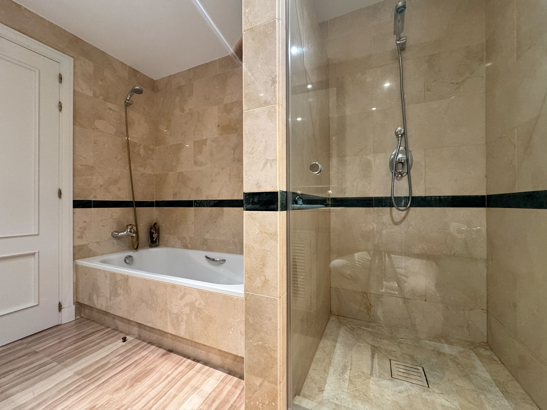 3 Bedroom Apartment in Marbella - Photo 19