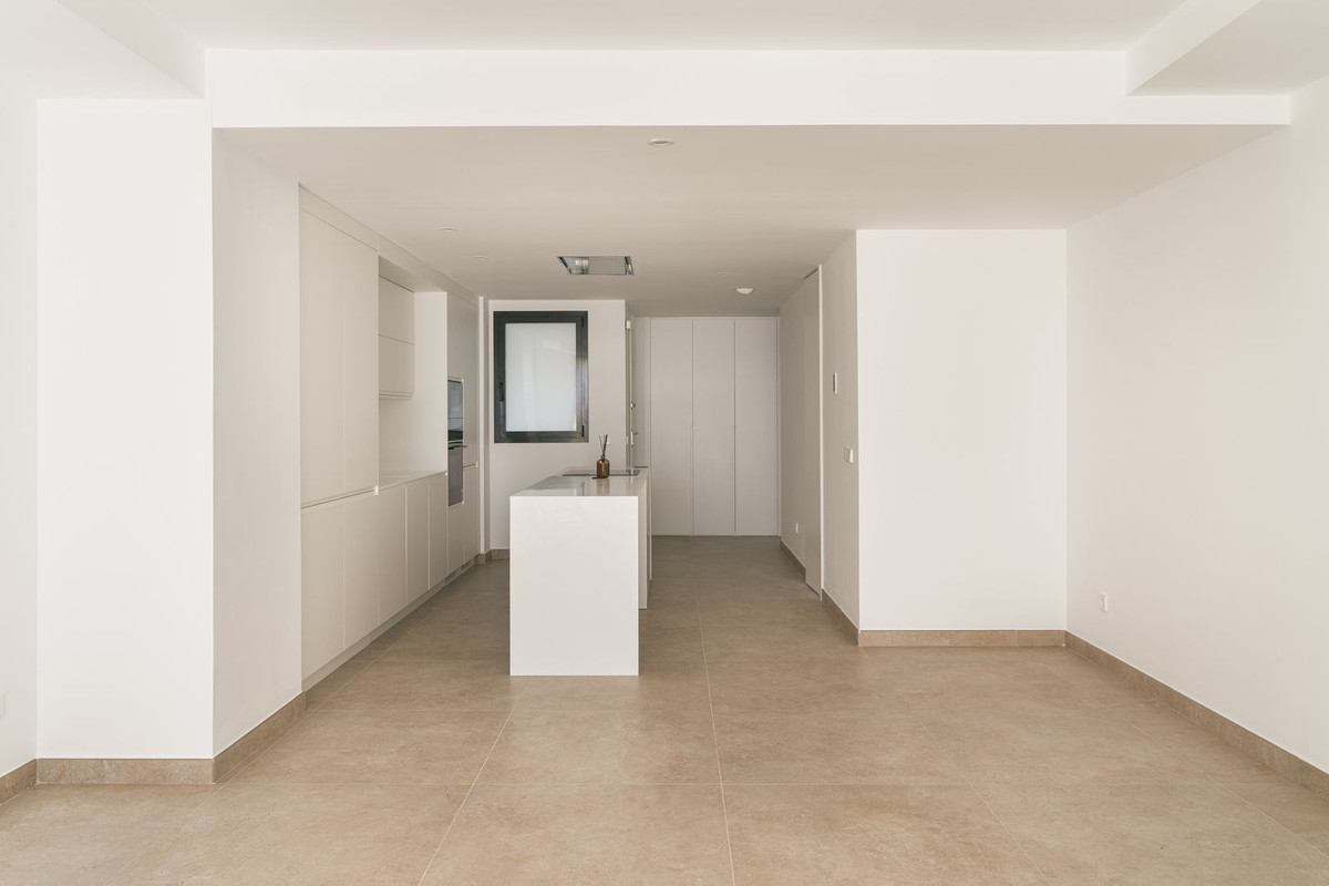 3 Bedroom Apartment in Estepona - Photo 4