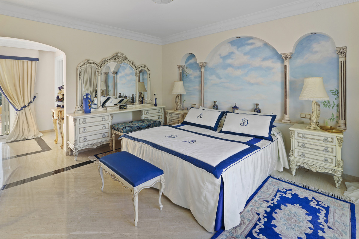 5 Bedroom Villa in Estepona - Photo 30