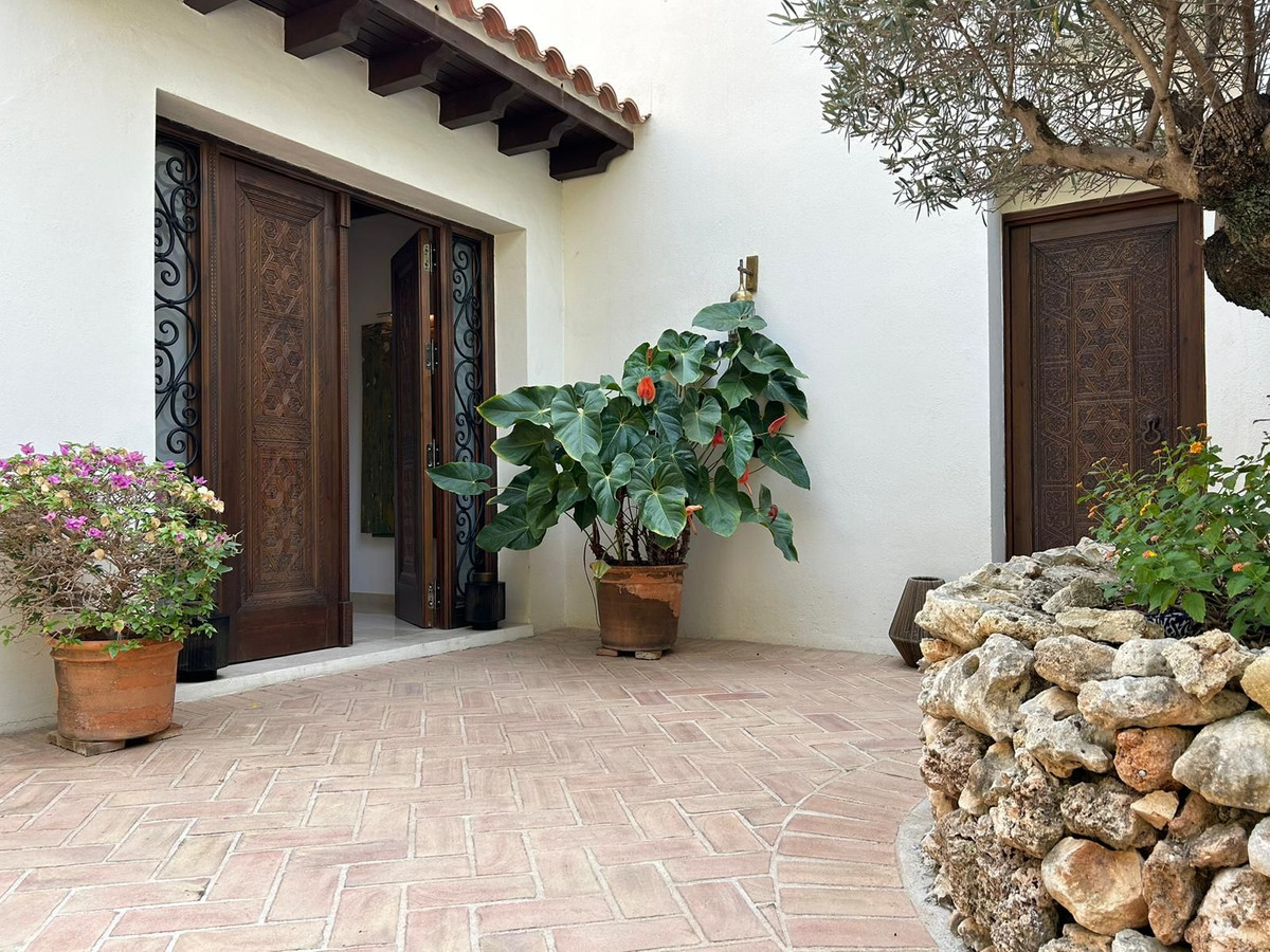 4 Bedroom Villa in Estepona - Photo 21