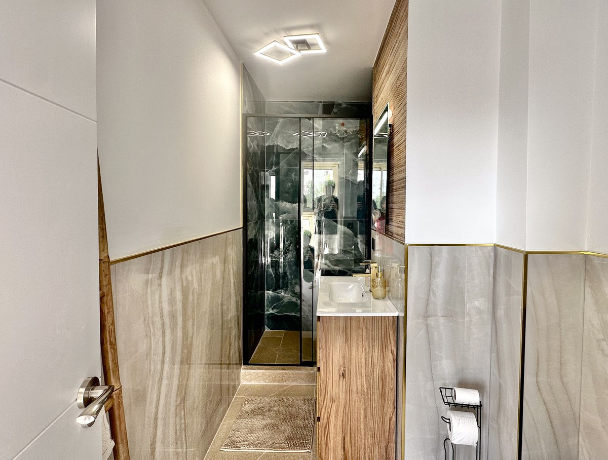2 Bedroom Apartment in Fuengirola - Photo 20