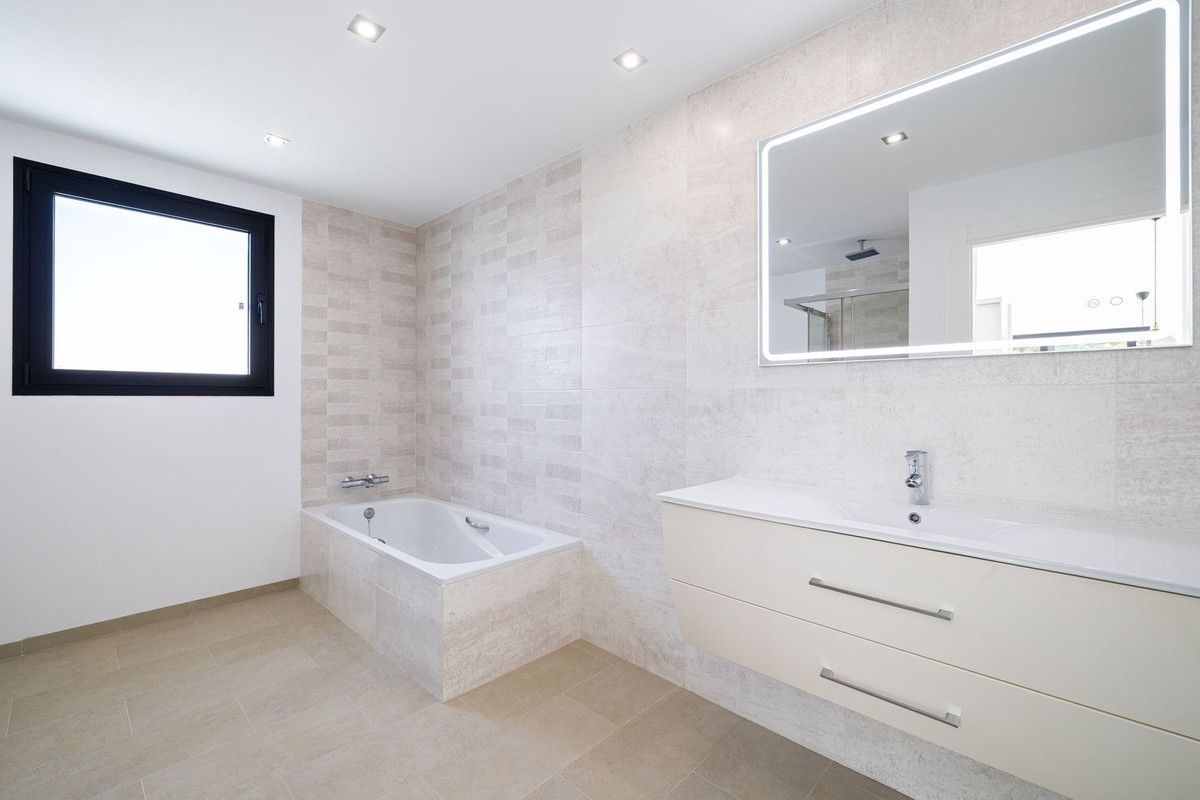 4 Bedroom Villa in San Pedro de Alcántara - Photo 31