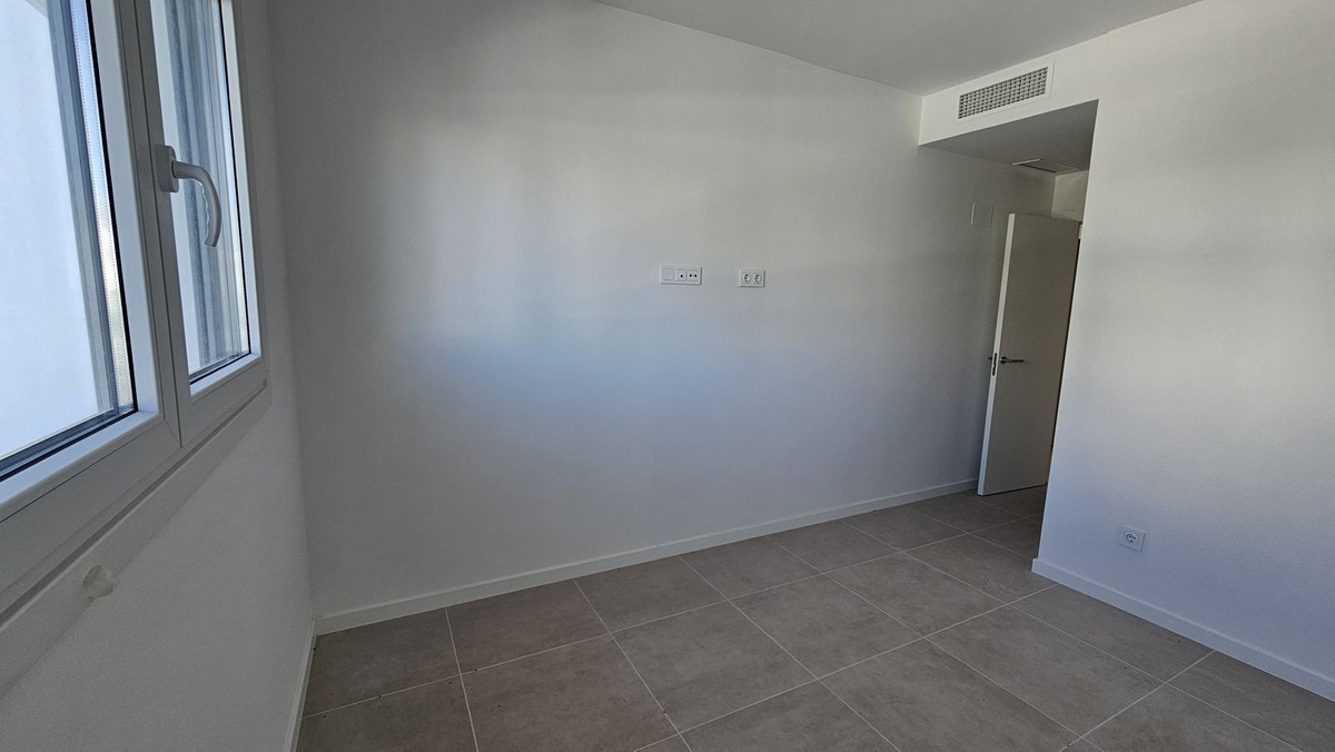 2 Bedroom Apartment in Estepona - Photo 31