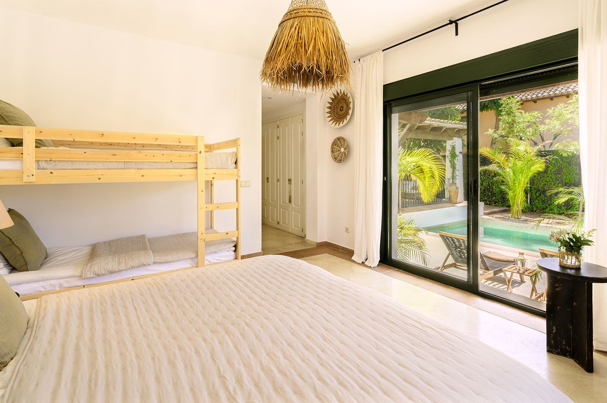 4 Bedroom Villa in Estepona - Photo 17