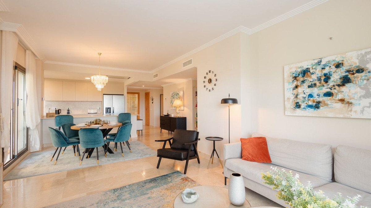 3 Bedroom Apartment in Benahavís - Photo 10