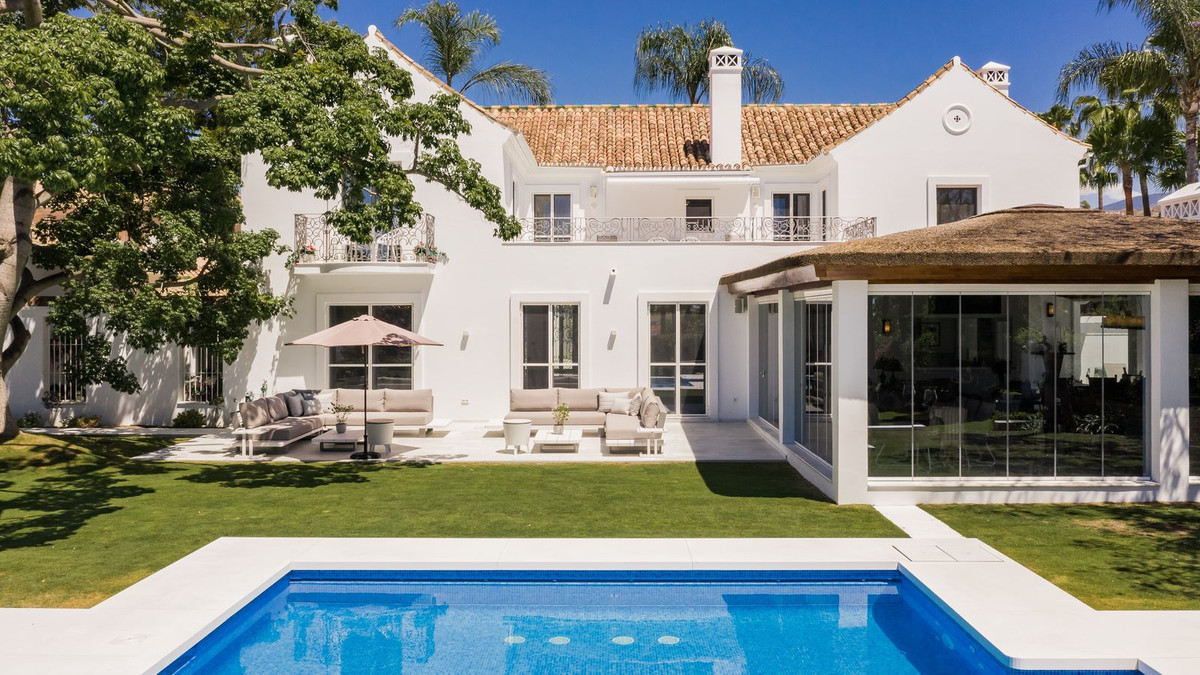 6 Bedroom Villa in Marbella - Photo 2