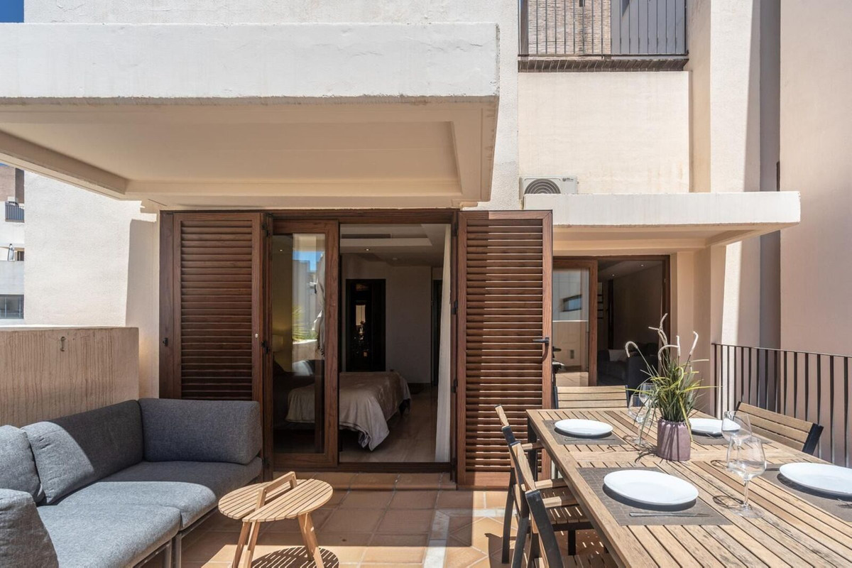 2 Bedroom Penthouse in Estepona - Photo 2