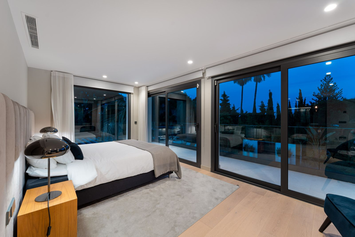 4 Bedroom Villa in Marbella - Photo 39