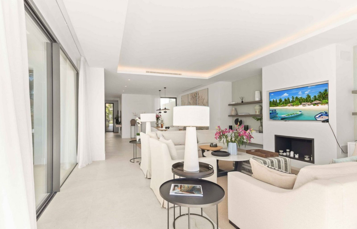 5 Bedroom Townhouse in San Pedro de Alcántara - Photo 4