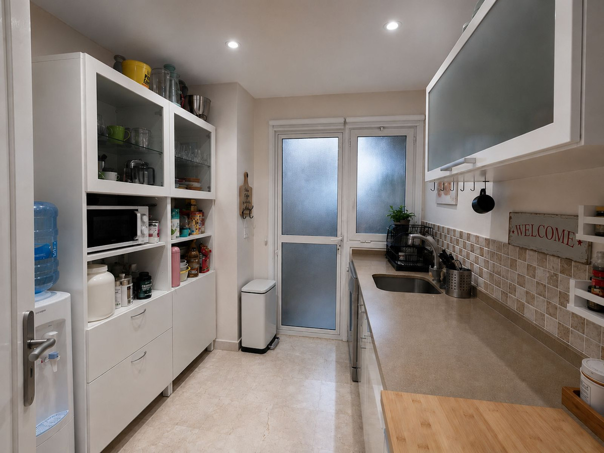 2 Bedroom Apartment in Estepona - Photo 8