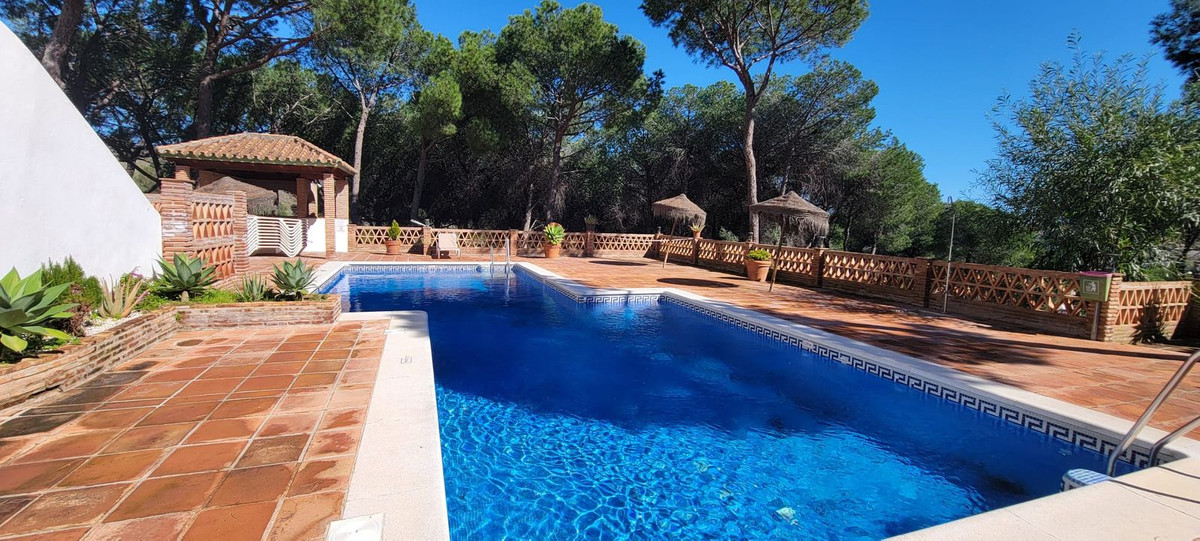 2 Bedroom Apartment in Marbella - Photo 23