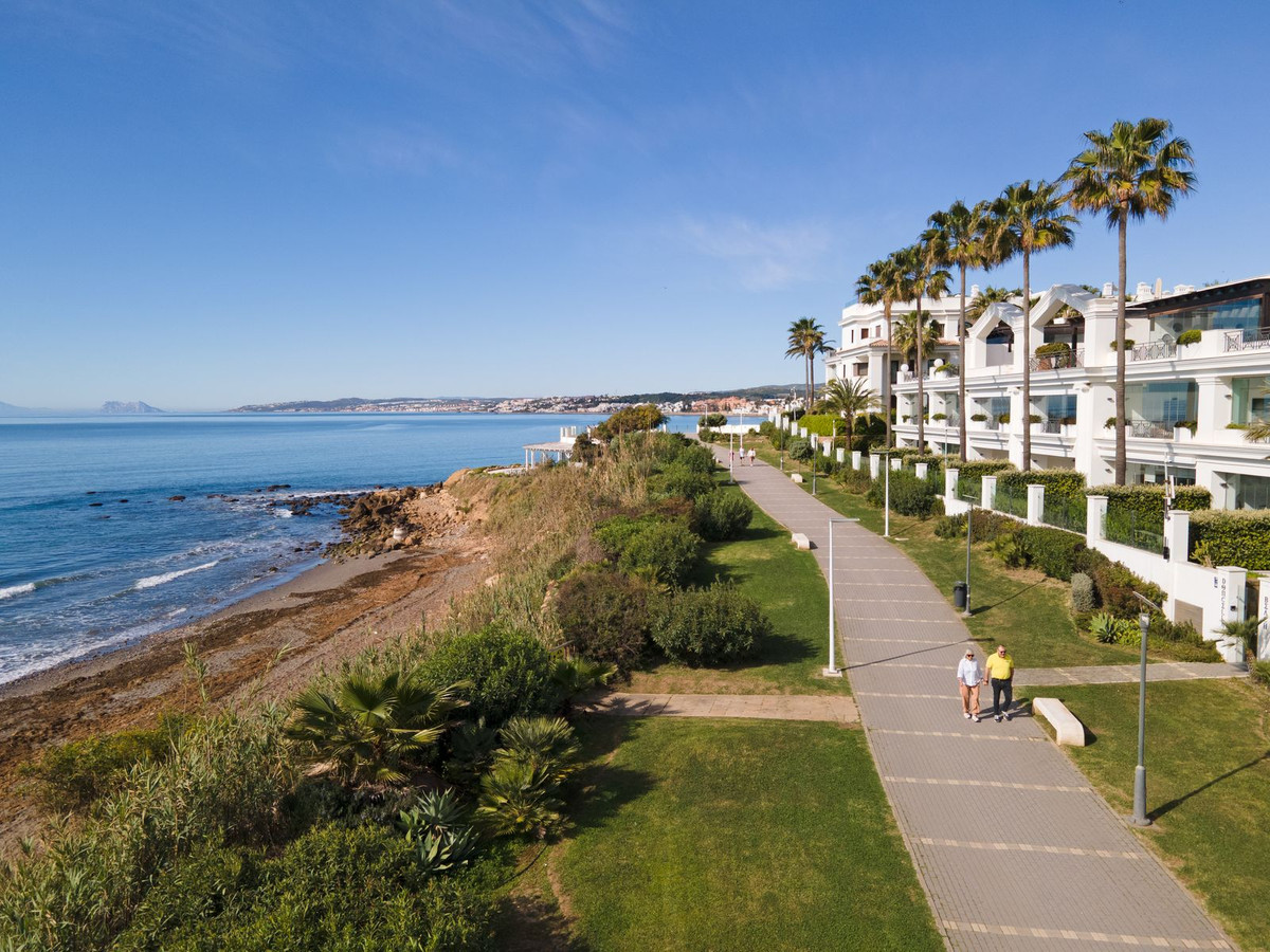 2 Bedroom Apartment in Estepona - Photo 49