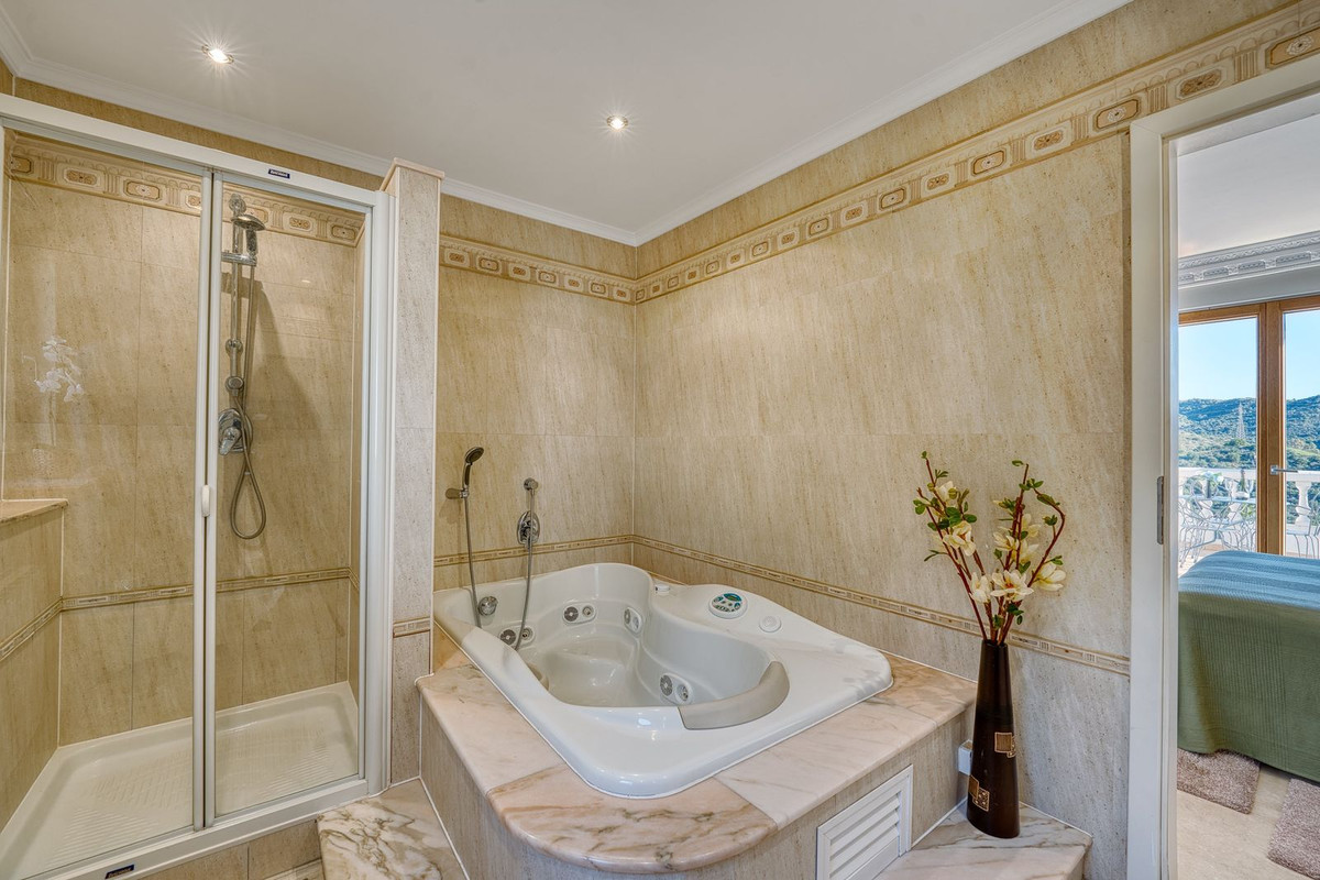 8 Bedroom Villa in Marbella - Photo 21