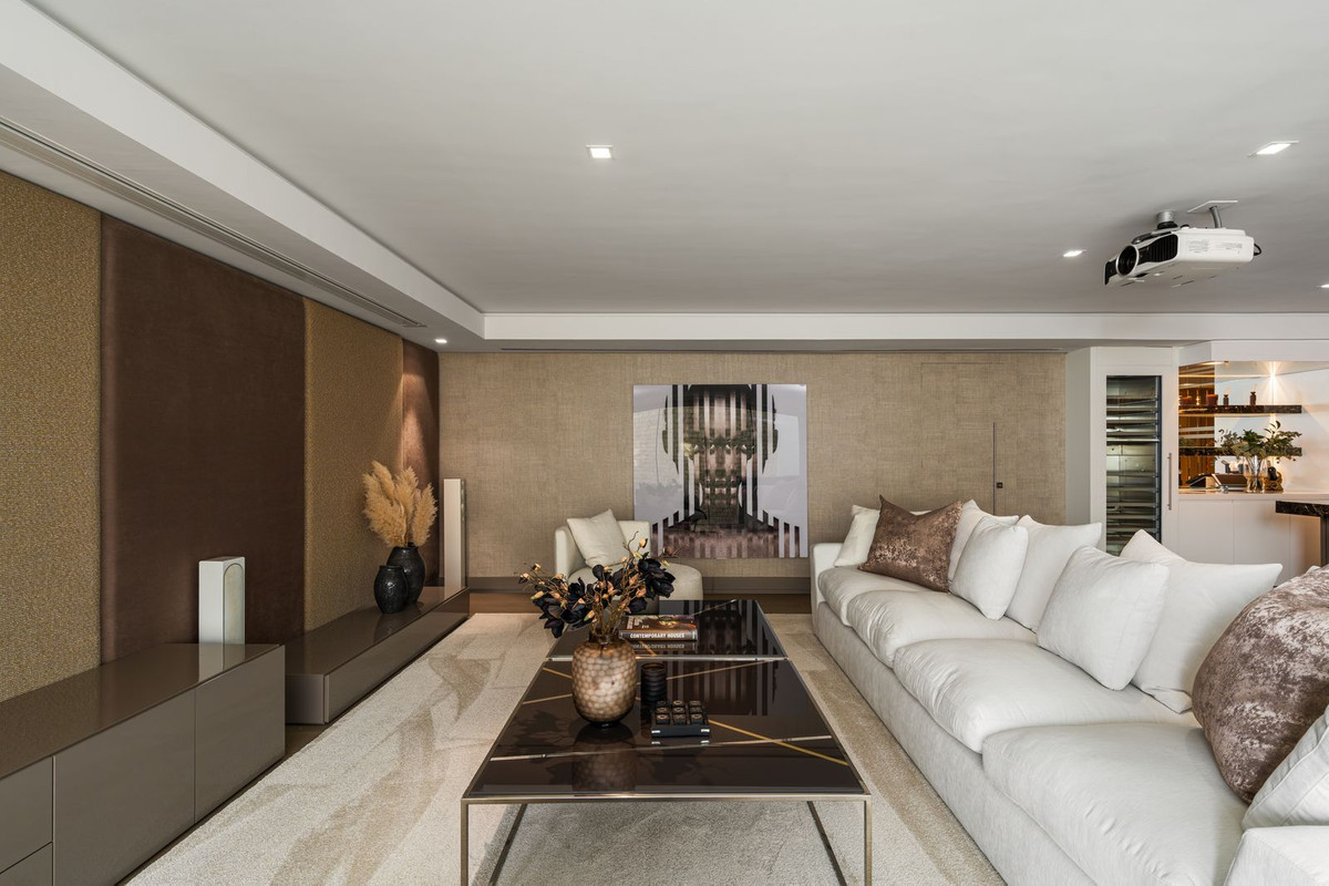 4 Bedroom Villa in Marbella - Photo 24