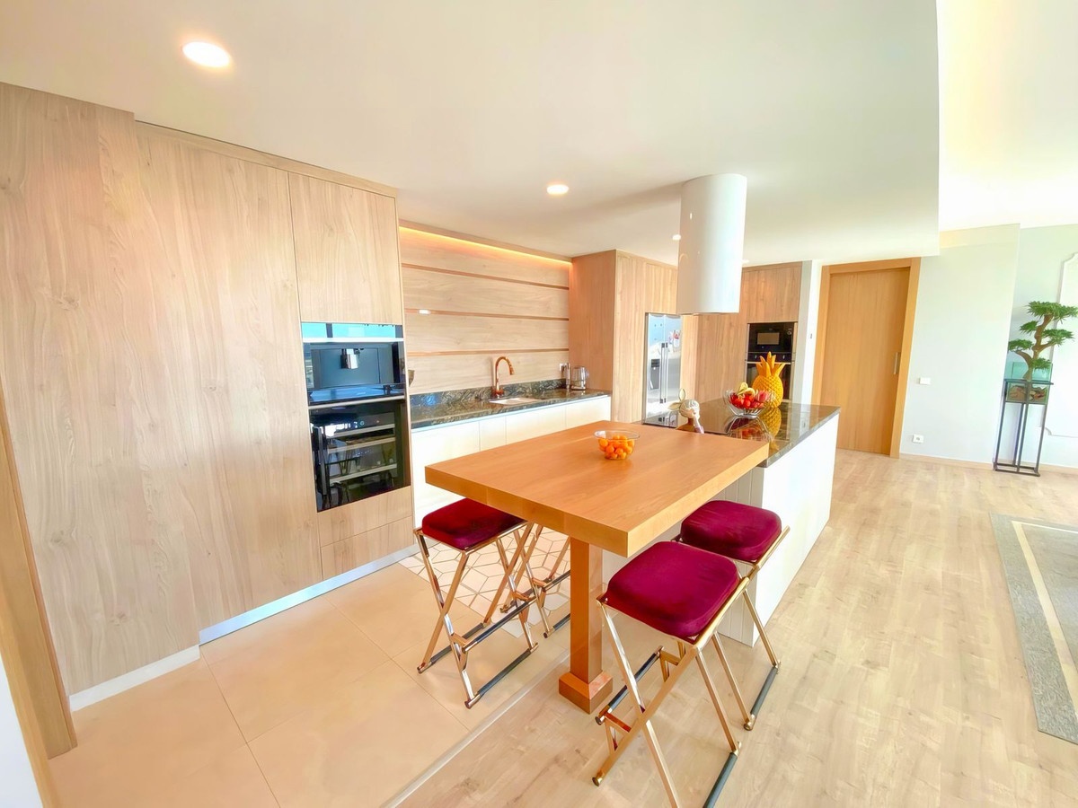4 Bedroom Apartment in Benahavís - Photo 9