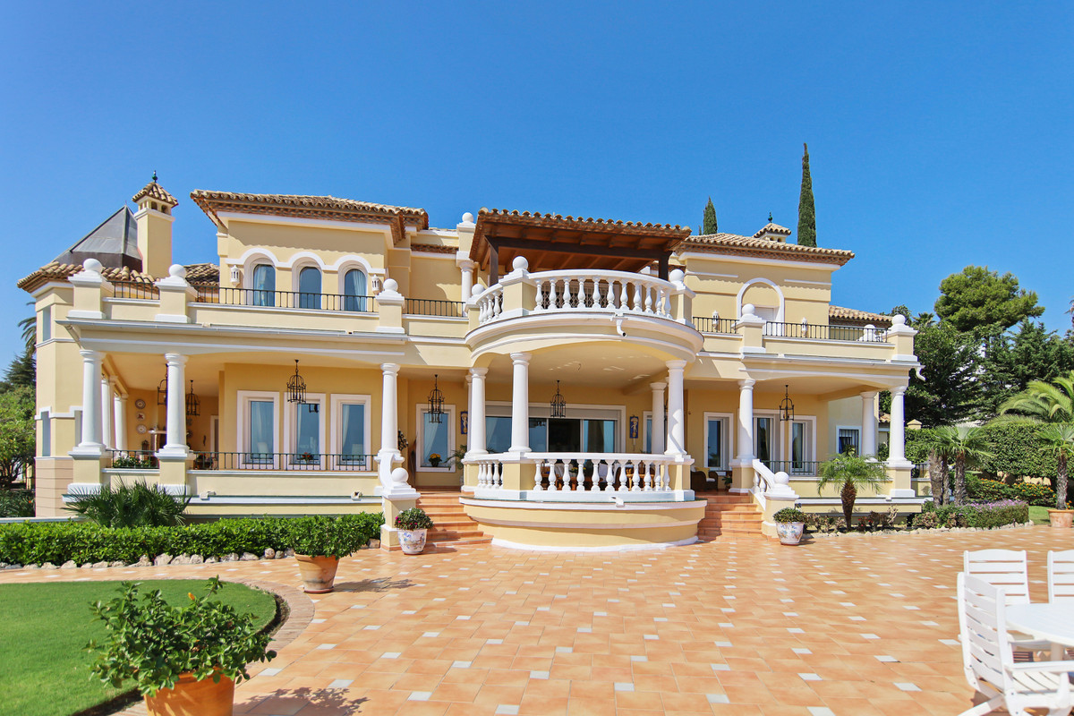 5 Bedroom Villa in Estepona - Photo 3
