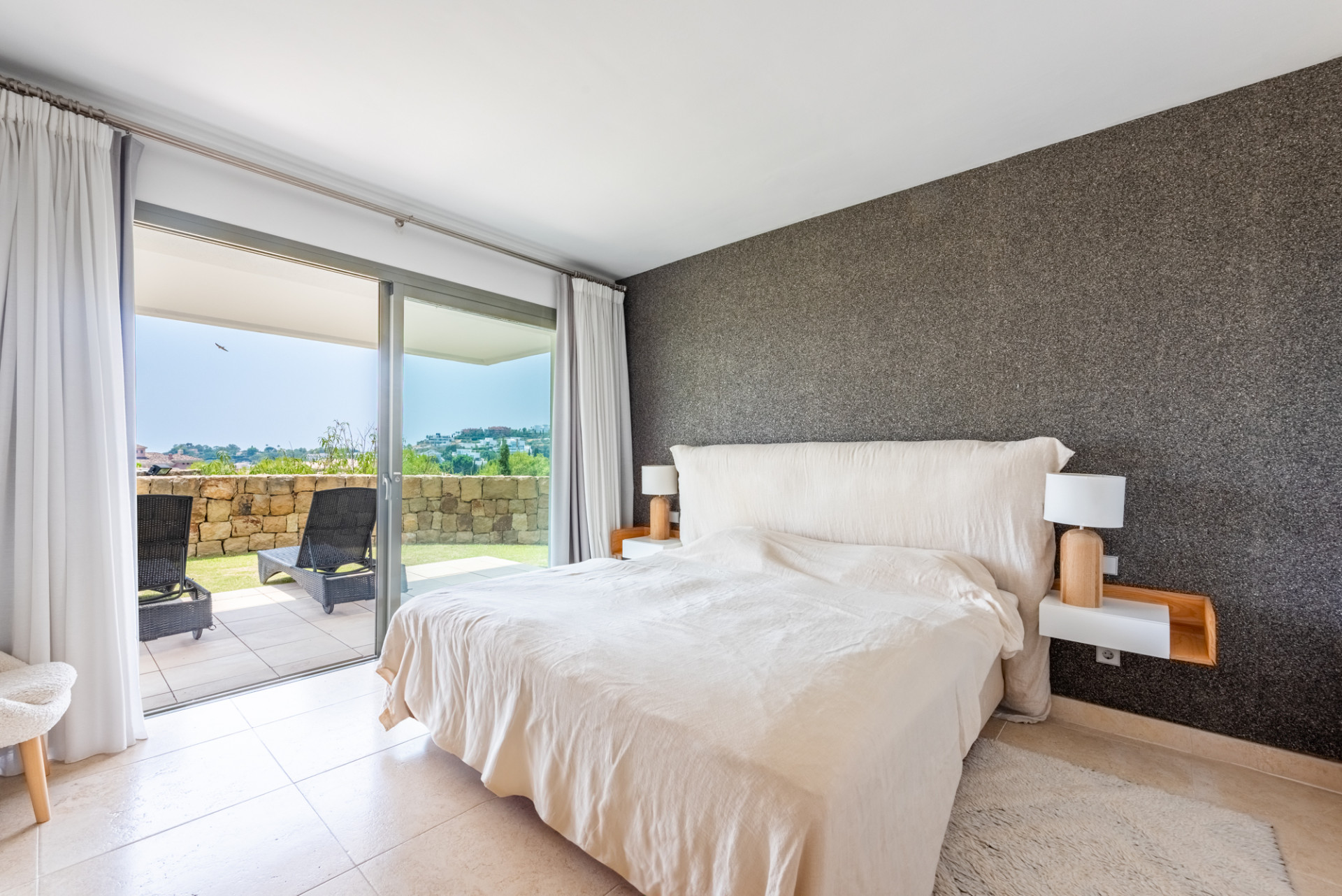 2 Bedroom Apartment in Benahavís - Photo 12