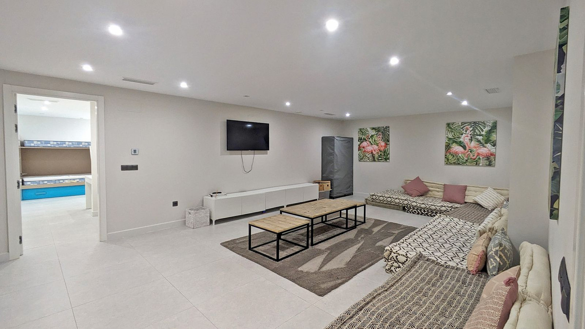5 Bedroom Villa in Marbella - Photo 30