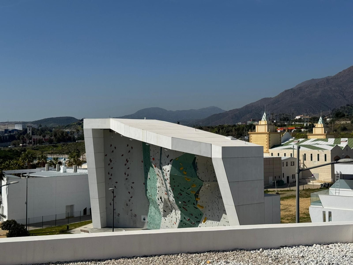 2 Bedroom Penthouse in Estepona - Photo 17