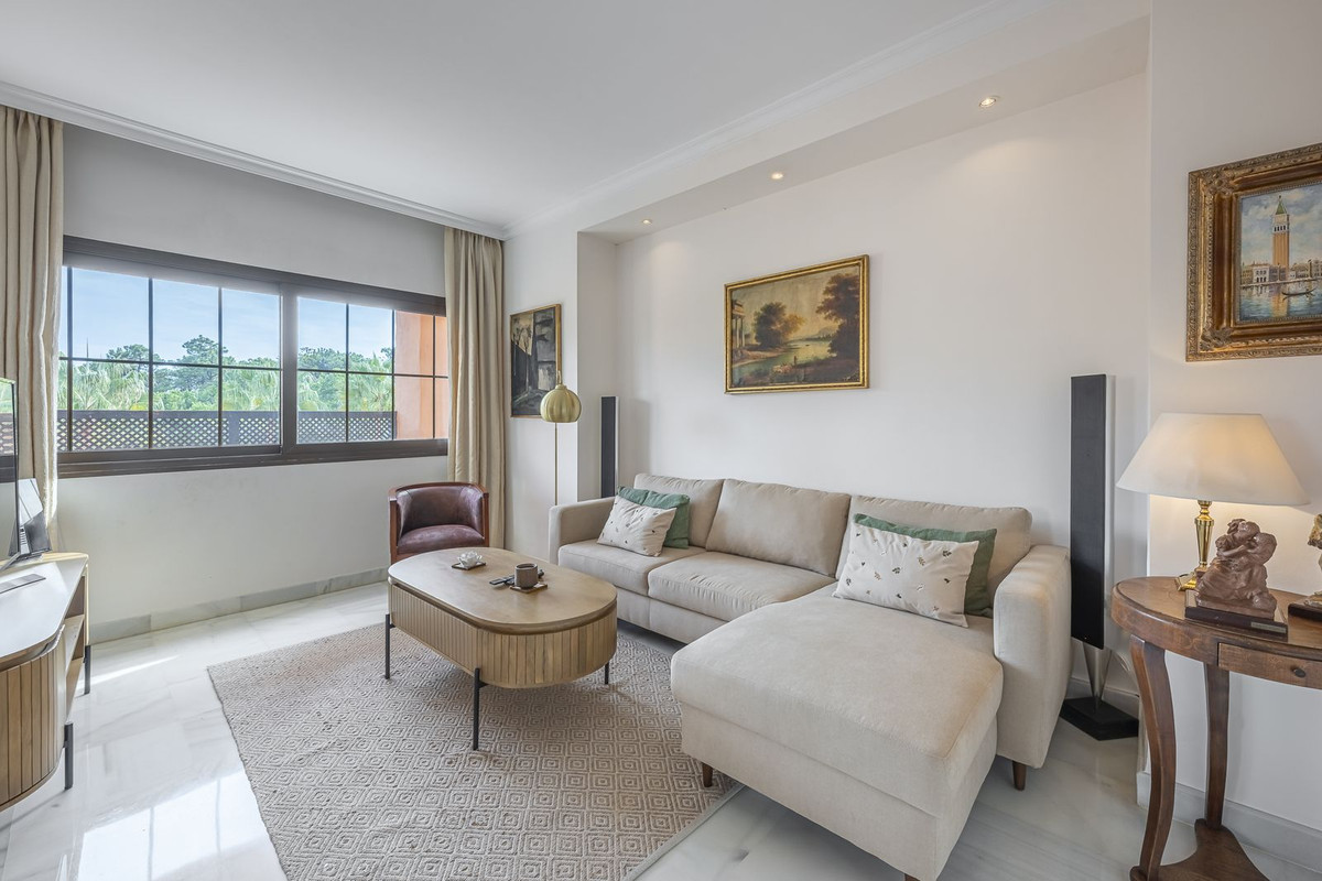4 Bedroom Penthouse in Estepona - Photo 4